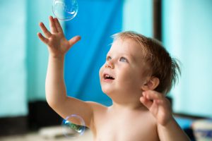 שמפו וסבון לתינוקות- מדוע חשוב לבחור במוצרים טבעיים
