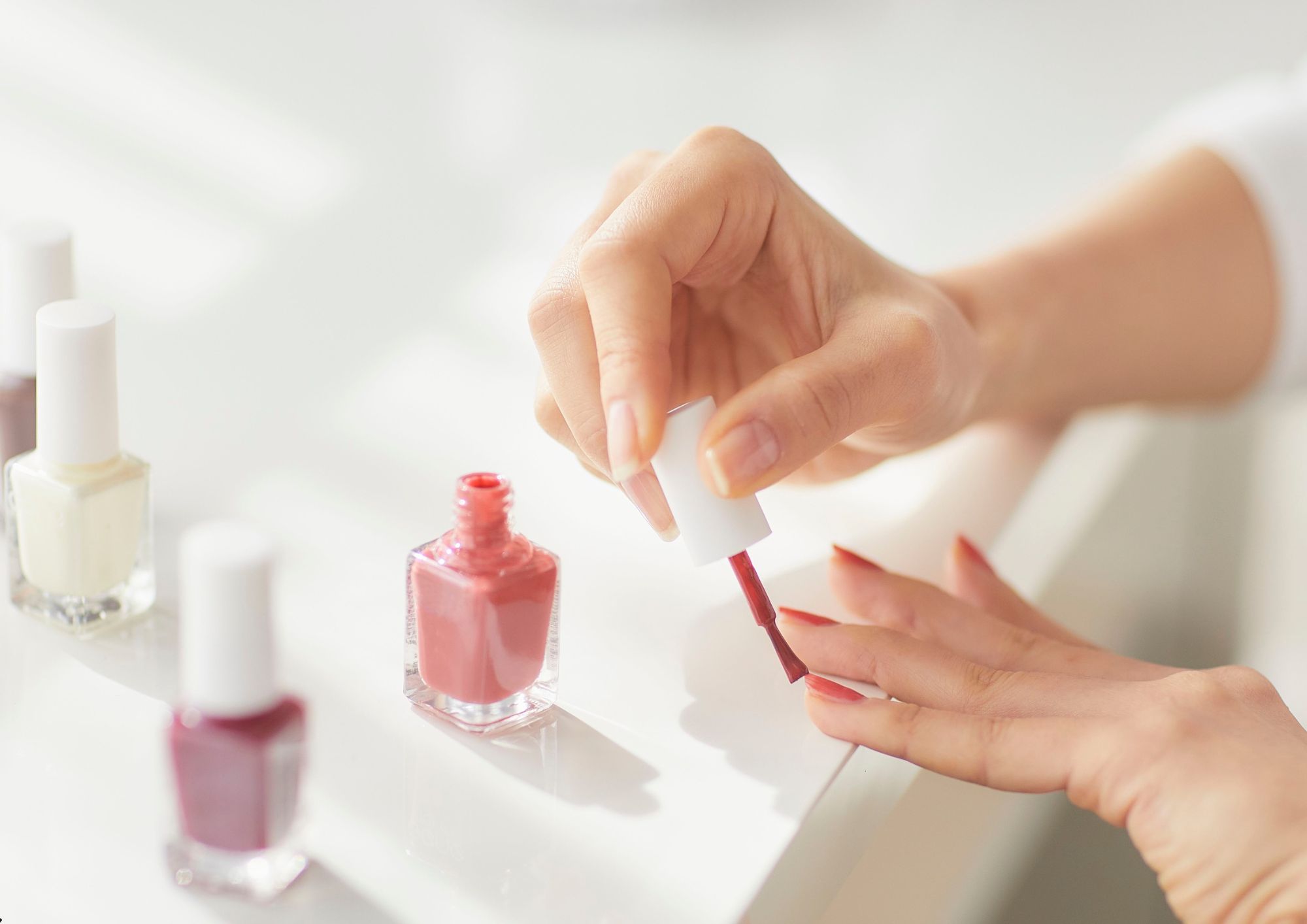 איך מורידים לק מבגד